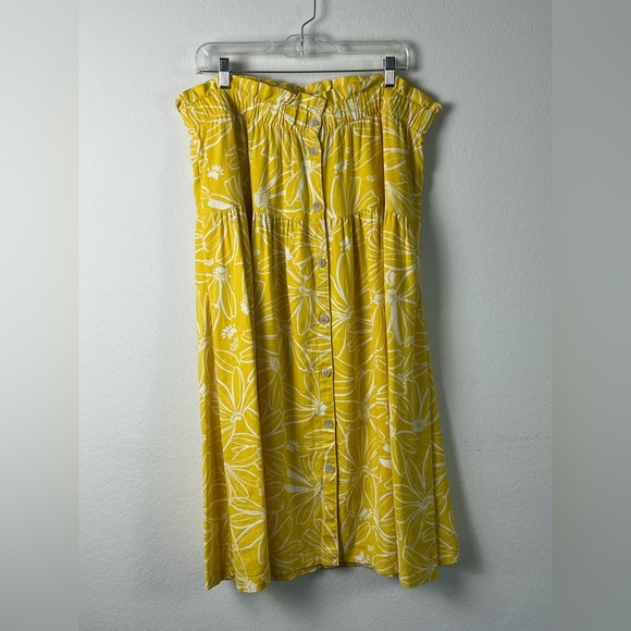 Universal Thread Dresses & Skirts - Universal Thread Floral Yellow & White Linen Rayon Blend Button Skirt.
